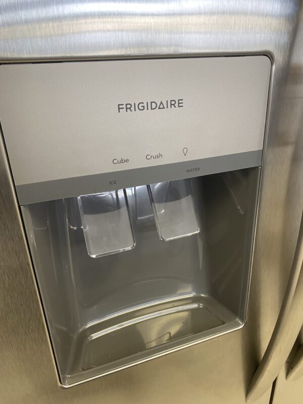 Frigidaire 22 Cu Ft Counter-Depth Side-by-Side Refrigerator nevera disponible hoy