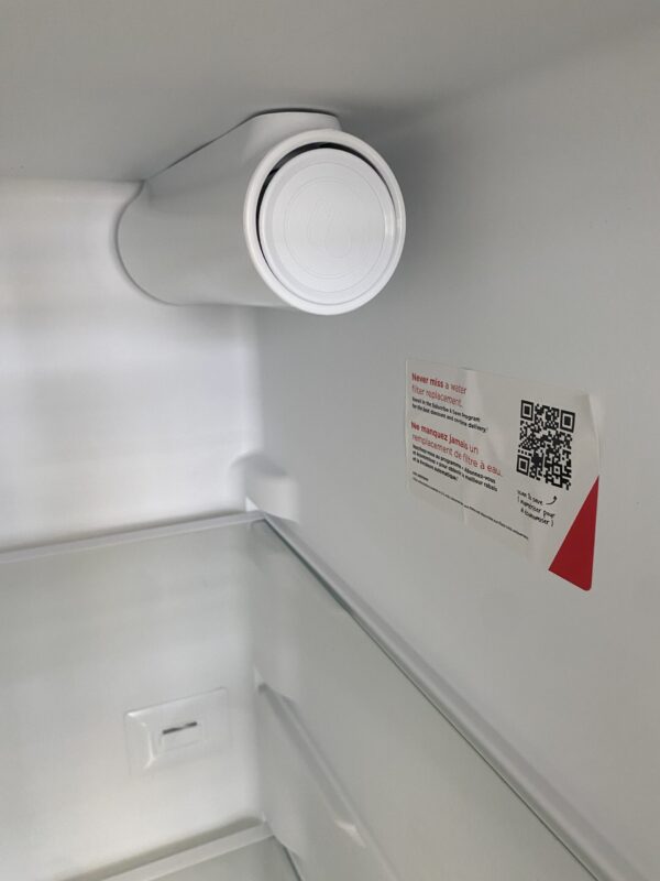 Frigidaire 22 Cu Ft Counter-Depth Side-by-Side Refrigerator nevera disponible hoy